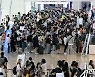 추석 연휴 첫날 김포공항 '북적'..긴 대기줄에 방역지침은 '남의 일'