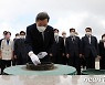 제주4·3평화공원서 참배하는 이낙연