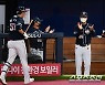 [포토] 박수치는 김태형 감독, 양석환 솔로포