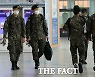 "능력껏 군대 뺐어야지" 女소대장, 병사 속옷 들며 막말