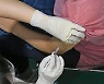  '두통약 먹으란 말 믿었다'..20대 여성 2명 화이자 접종 후 뇌출혈