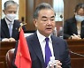 中 왕이 "아프간, 미국 등 서방이 응당 책임을 져야"