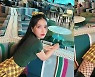 마마무 솔라, 체크 스커트+망사 스타킹도 찰떡[똑똑SNS]