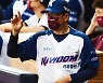 홍원기 감독 '분주한 사인' [MK포토]