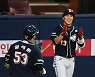 허경민 '양석환 홈런에 물개박수' [MK포토]