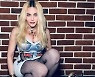 "63세 맞아?" 美친 마돈나..망사 스타킹에 파격 패션