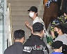[MD포토] BTS 진 '아쉬워하는 팬들 위해 돌아보며 인사'