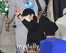 [MD포토] BTS 지민 '올블랙 패션 멋진 손인사'