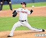 이우찬 이어 마운드 오른 최성훈 [사진]