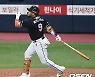 2루타 때려내는 페르난데스 [사진]