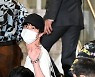 UN총회 향하는 방탄소년단(BTS) 진, '느낌있는 손인사' [사진]