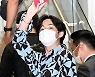 명품 휘감은 방탄소년단, 빨간 여권 들고 대통령 특사로 출국 [종합]