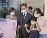 코로나 시대의 귀성인사..野주자들 서울역으로 SNS로