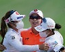 축하받는 김효주 [포토]