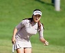 홀 아웃하는 윤이나 [포토]
