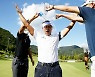 우승 축하 물세례 받는 박상현