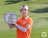 우승 트로피 든 김효주