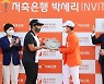 박세리에게 우승 트로피 받는 김효주
