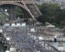 파리서 600m 길이 에펠탑 고공 외줄타기 "아름다운 일"