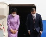 "다녀오겠습니다"..출국하는 문 대통령 내외 [포토 뉴스]