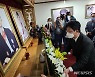 구미 박정희 영정에 헌화하는 유승민