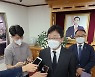 구미 박정희 생가서 인터뷰하는 유승민