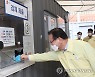김총리 "연휴에도 이상 있으면 바로 검사"..방역현장 방문