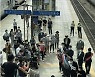 "윤석열 후보님입니다, 인사드리세요"..尹 서울역 유세 풍경