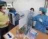 [포토] 선별진료소 격려 방문한 유성훈 금천구청장