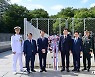 한국전쟁 참전용사 기념비 찾은 더불어민주당 방미단