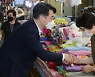 '상인과 악수 하는 박용진'
