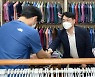 '전통시장 찾아 상인들에게 인사하는 박용진'
