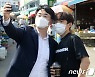 '학생과 사진 찍는 박용진'