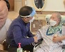 "얼굴 잊으면 안 돼"..추석 맞아 두 달 만에 열린 요양병원
