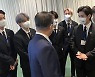 대화하는 문재인 대통령과 방탄소년단