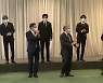 박수치는 문 대통령과 BTS