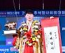 오창록, 추석씨름대회서 통산 9번째 한라장사 꽃가마