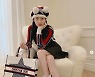 수지, 머리 끝부터 발끝까지 명품 둘렀다..귀여움 한가득 [★SHOT!]