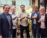 브라질 대통령 뉴욕 거리서 피자 먹는 사진에 비판 댓글