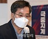 "정권 아닌 정치교체" 김동연, 정치권 맹폭 존재감 키우기[명절밥상 정치이야기]