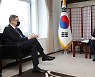 文대통령, 화이자 CEO 접견..내년 추가구매 논의