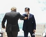 존슨 총리와 인사 나누는 문재인 대통령