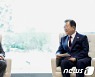 한-영 정상회담하는 문재인 대통령과 존슨 총리