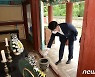 장수 논개사당에서 참배하는 박용진 의원