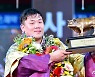황소트로피 든 '백두장사 김진'