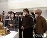 한국실 관람하는 김정숙 여사와 BTS