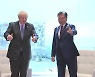 韓英 백신 교환 공식화.."25일부터 50만 명 분 도입 유력"