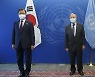 靑 "25일부터 英서 mRNA 100만도즈 도입 유력"(종합)