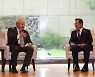 한·영, 코로나 백신교환 합의.. "25일부터 100만 도즈 순차 도입"