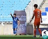 수원, 난타전 끝에 강원 3-2 제압..11경기 4달여 만에 감격의 승리